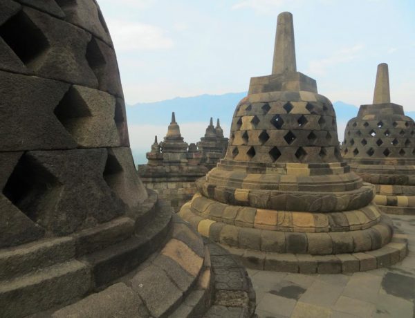 Die Stupas des Borobudur Tempels in Java