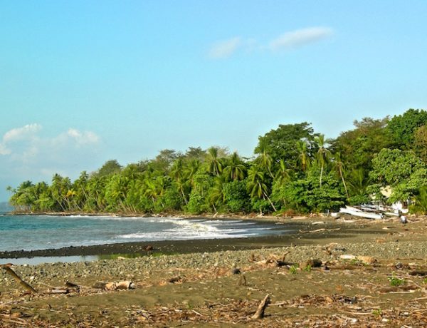 Der Hauptstrand von Pavones in Costa Rica.