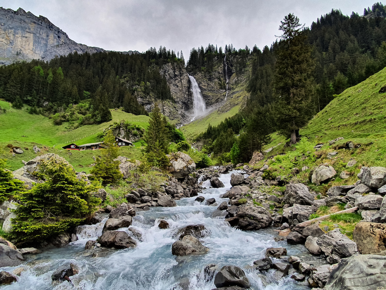 Diesbach, Berglistüber en Däuben: drie watervallen op de Klausenpas
