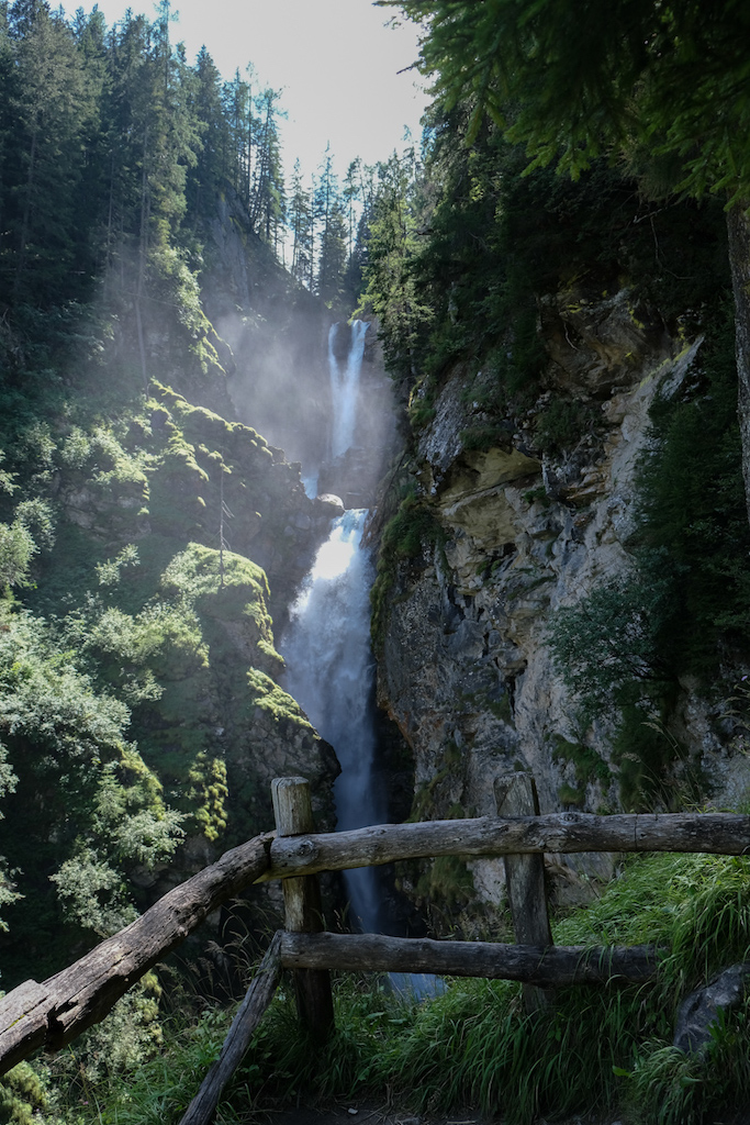 Wandeling naar de Piumogna-watervallen in Ticino